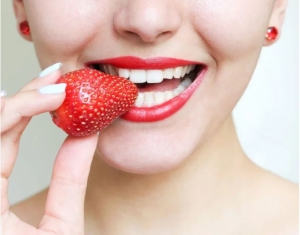 Mẹo làm trắng răng bằng dâu tây đơn giản và hiệu quả