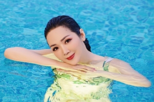 Giáng My diện bikini tạo dáng bên hồ bơi