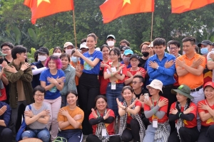 Đại sứ Lê Nguyễn Bảo Ngọc cùng người dân Việt Nam hành động trong Ngày Trái đất 22/4