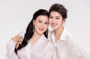 Á hậu Phương Nhi khoe ảnh chụp cùng mẹ