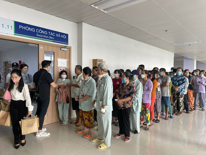 Mandala Beauty & Care trao 150 phần quà cho bệnh nhân có hoàn cảnh khó khăn điều trị ung thư tại bệnh viện Ung Bướu