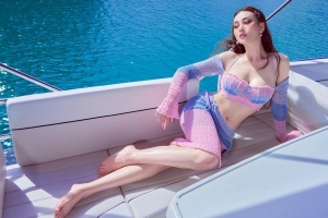 Phương Oanh tạo dáng nóng bỏng trên du thuyền