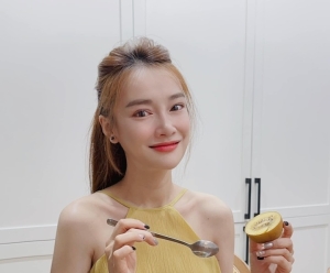 Nhã Phương với vóc dáng gầy gò khi mang thai lần 2