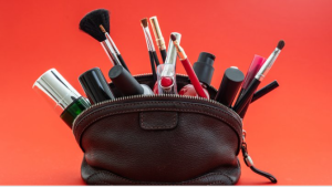 Các mỹ phẩm kém chất lượng có thể là thủ phạm gây bệnh cho mắt