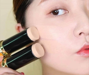 Những cách trang điểm nhanh gọn mùa hè với kem nền dạng thỏi