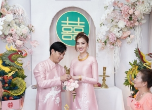 Hồ Quang Hiếu mang sính lễ đến hỏi cô dâu Tuệ Như