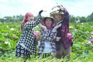 Hoa hậu Thùy Tiên lần đầu catwalk trên ruộng, Đức Phúc mở liveshow bên bờ đê