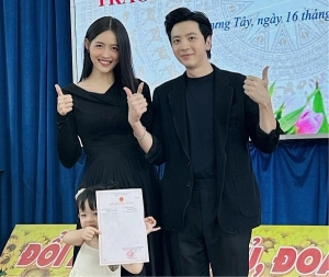 Á hậu Trương Mỹ Nhân và bạn trai đăng ký kết hôn