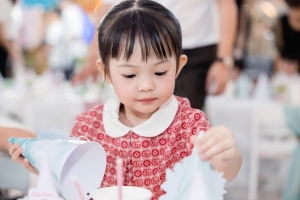 Suchin - con gái Cường Đô la và Đàm Thu Trang khoe nét điệu đà cùng biểu cảm dễ thương