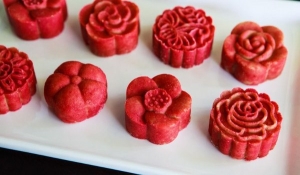 Thực đơn hàng ngày: Bánh Trung thu gạo đỏ nhân cốm xào