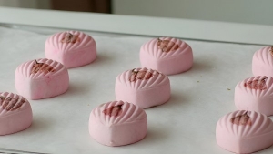 Thực đơn hàng ngày: Bánh Trung thu trà xanh hoa anh đào