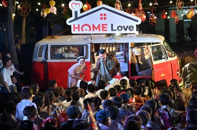 Ông Phạm Ngọc Khang - Giám đốc Tài chính Home Credit hóa trang thành chú Cuội tặng quà cho các em nhỏ khó khăn tại trường Tiểu học Cam Phước Đông 1