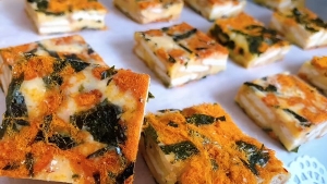 Thực đơn hàng ngày: Bánh bông tuyết chà bông trứng muối 