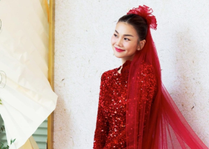 Thanh Hằng diện áo dài đỏ trong lễ ăn hỏi