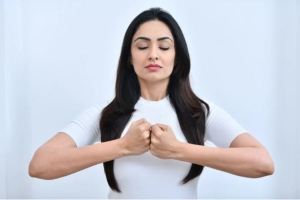 4 động tác yoga giúp gương mặt thon gọn