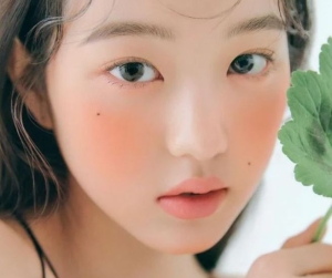 Thói quen cần bổ sung vào quy trình chăm sóc da môi hàng ngày để môi căng mọng