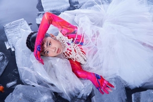 Alice Nguyễn gây ấn tượng khi mặc các thiết kế lấy cảm hứng từ AI