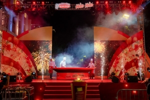 Hảo Hảo xác lập kỷ lục 'Chảo mì xào hải sản dát vàng lớn nhất Việt Nam'