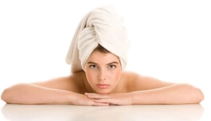 Ủ tóc bằng khăn nóng đơn giản giúp mái tóc hư tổn trở lại trạng thái khỏe mạnh