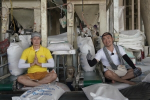 Tiến Luật, Huy Khánh lăn xả làm bốc vác mưu sinh tại Đồng Tháp 