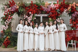 Diễm My 9X cùng dàn phù dâu diện áo dài trắng trong lễ gia tiên