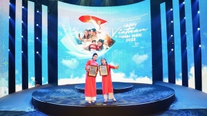 Hai mẹ con BTV Mùi Khánh Ly, Mina nhận giải thưởng tại cuộc thi “Happy Vietnam năm 2023”
