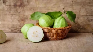 Kiên trì ăn ổi theo cách này sẽ giúp bạn giảm cân, tự tin lên đồ du xuân