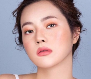 Màu son tạo điểm nhấn quyến rũ cho nàng, phù hợp với mọi tông da