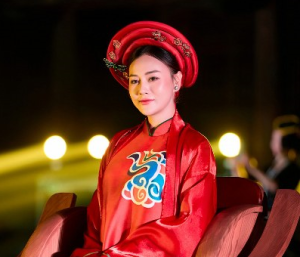 Phương Oanh vác bụng bầu diễn show thời trang của nhà thiết kế Ngọc Hân