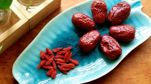 Giúp chị em đẹp da, giữ dáng nhờ uống trà táo đỏ kỳ tử