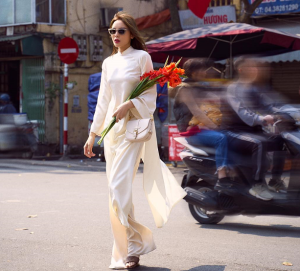 Hoa hậu Kỳ Duyên diện áo dài trắng, khoe vóc dáng thon thả 