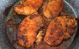 Thực đơn hàng ngày: Sườn cốt lết rim mật ong