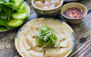 Thực đơn hàng ngày: Thịt ba chỉ luộc chấm mắm tôm