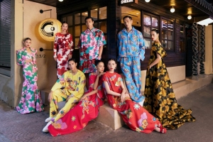 Các người mẫu diện trang phục rực rỡ màu sắc của Vũ Ngọc và Son