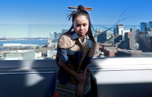 Trang phục chất liệu thổ cẩm của người đồng bào dân tộc thiểu số xuất hiện tại New York