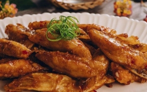 Thực đơn hàng ngày: Vây cá hồi chiên mắm me