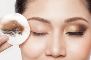 Sai lầm phổ biến khi dùng nước tẩy trang mà bạn nên tránh