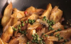 Thực đơn hàng ngày: Vây cá hồi kho tiêu xanh