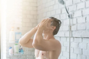Tắm nước nóng có làm giảm chất lượng 'tinh binh', bác sĩ nam học khuyên gì?