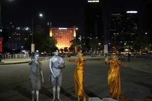 Thùy Tiên đưa Double2T 'Đu đêm' hành nghề nhân tượng và muôn chuyện 'bất ổn'