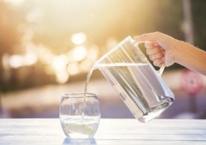 Nên uống bao nhiêu nước mỗi ngày để giảm cân?