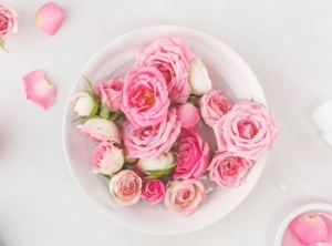 Tự làm nước hoa hồng tự nhiên và an toàn cho làn da