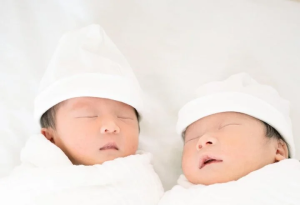 Sam chia sẻ hình ảnh hai con song sinh