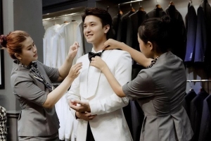 Diễn viên Huỳnh Anh và MC Bạch Lan Phương thử đồ cưới