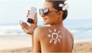 Đi bơi, tại sao cần bôi kem chống nắng?
