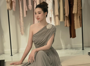 Đỗ Mỹ Linh xuất hiện với đầm lệch vai thanh lịch cùng phụ kiện đắt đỏ