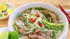 Vắt chanh vào tô phở mang lại nhiều lợi ích sức khỏe bất ngờ