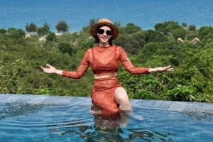 Diễn viên Hương Giang khoe ảnh khi đi biển và thông báo sắp có con thứ 2