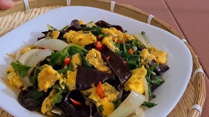 Thực đơn hàng ngày: Nấm mèo xào trứng 