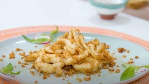 Thực đơn hàng ngày: Mực lá chiên giòn cháy tỏi 